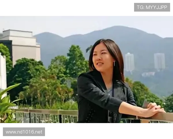 伏明霞这张生活照，金牌女王和隔壁阿姨同框，笑到不行